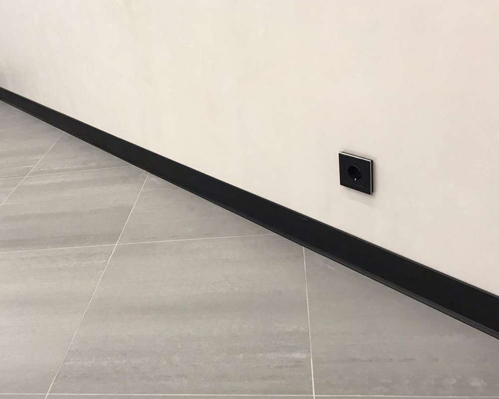 Плинтус ХДФ Dollken S100 100 мм х 2,575м 1001 Чёрный