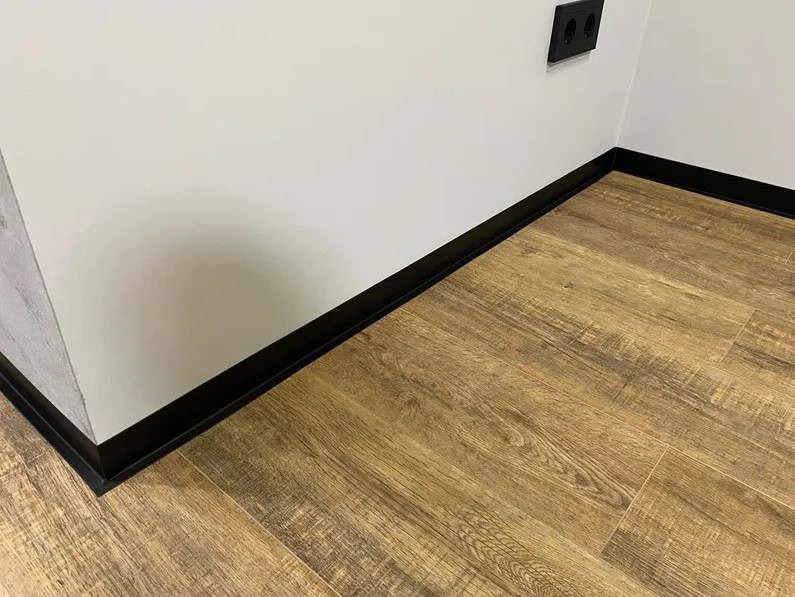 Плинтус ПВХ гибкий Flex 24 м. Черный