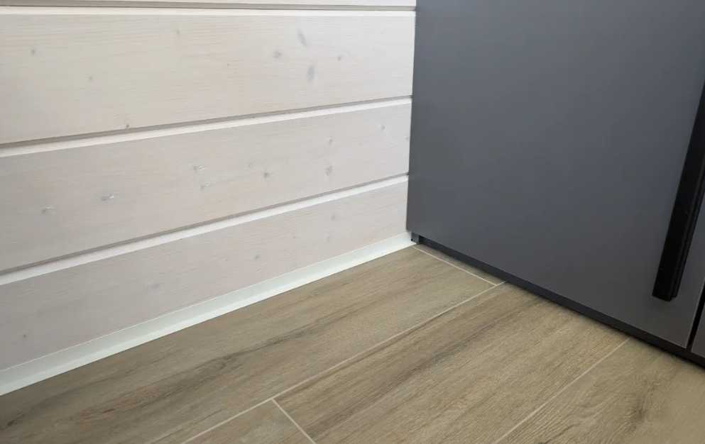 Микроплинтус SL16X25-04 16х25х2000мм Белый