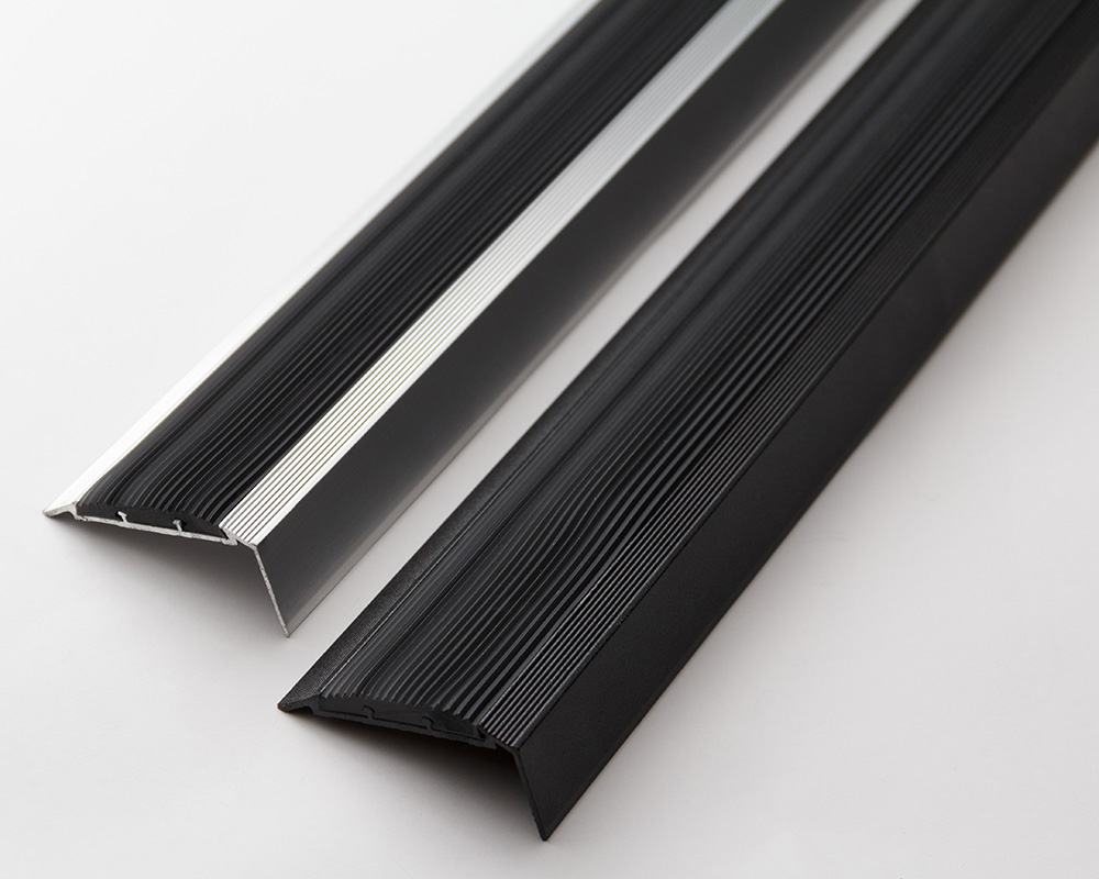 Порог угловой ПУ 70.900.01л Серебро