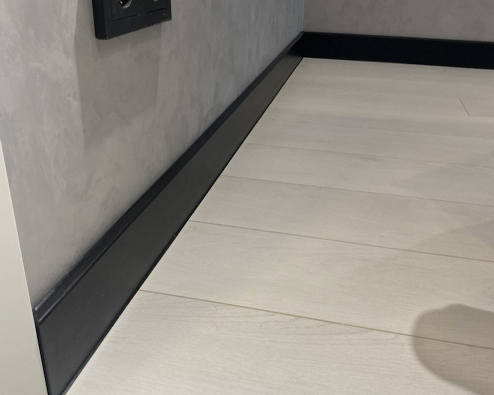 Плинтус ХДФ Dollken Cubu Flex Life 80мм х 2,5 м 0110 Черный