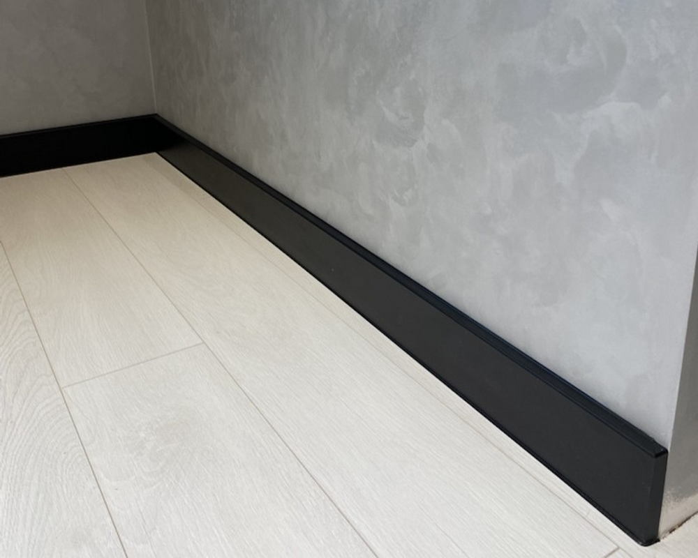 Плинтус ХДФ Dollken Cubu Flex Life 80мм х 2,5 м 0110 Черный