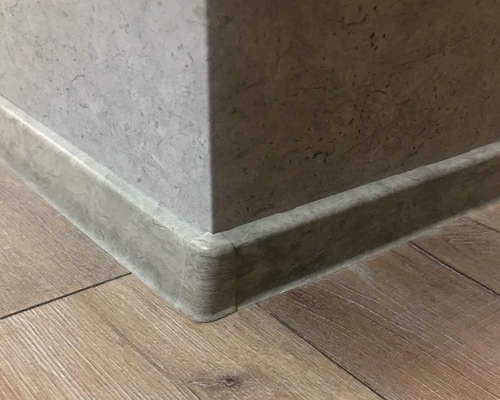 Плинтус ПВХ со съемной панелью Идеал Деконика 70 мм 002 Светло - серый