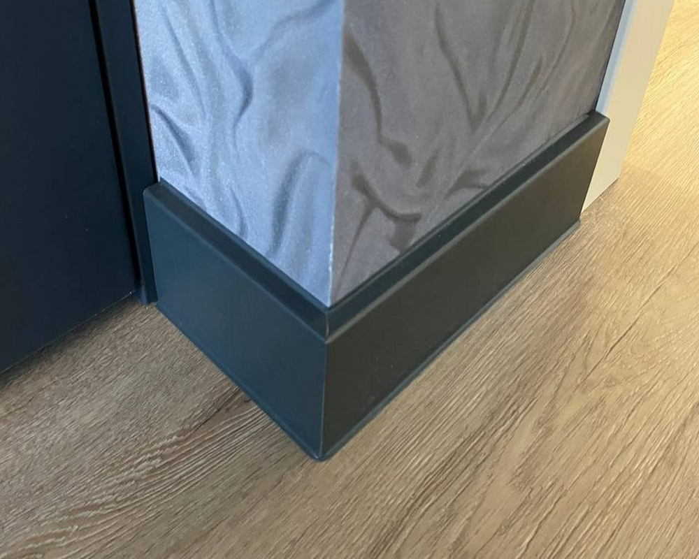 Плинтус ХДФ Dollken Cubu Flex Life 80мм х 2,5 м 0110 Черный