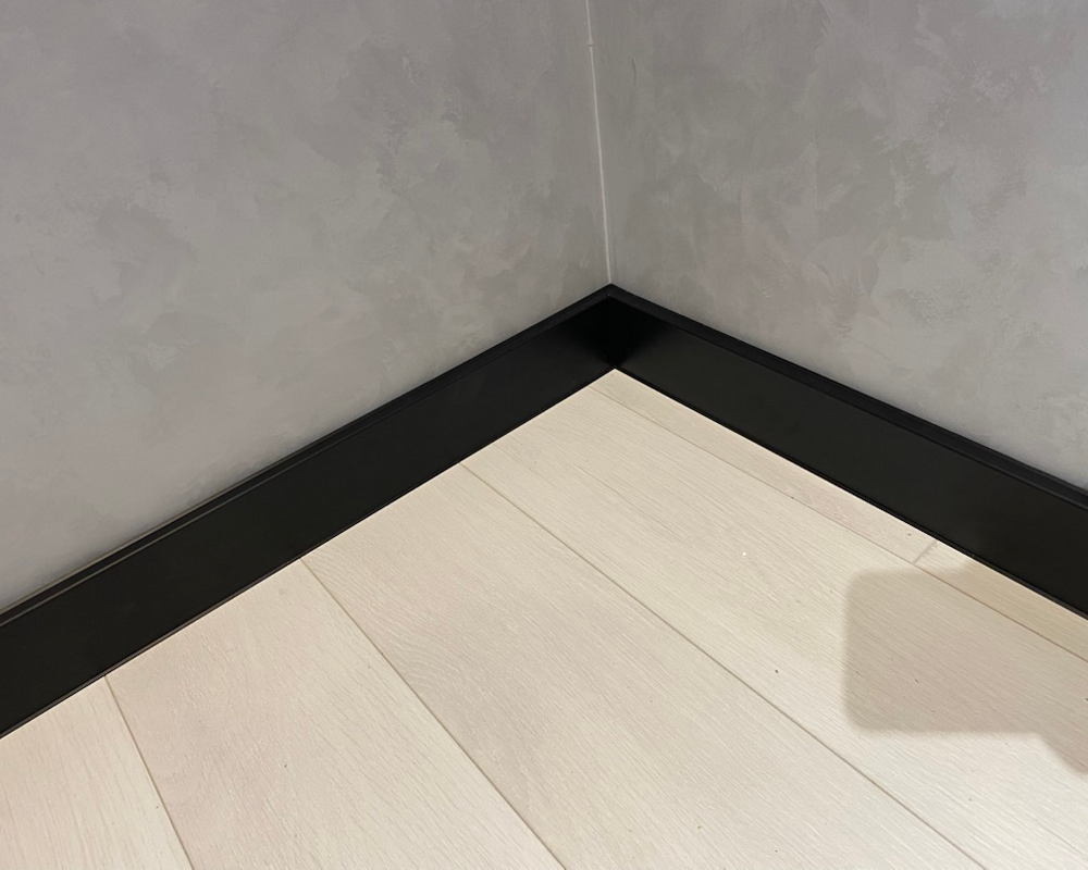 Плинтус ХДФ Dollken Cubu Flex Life 80мм х 2,5 м 0110 Черный