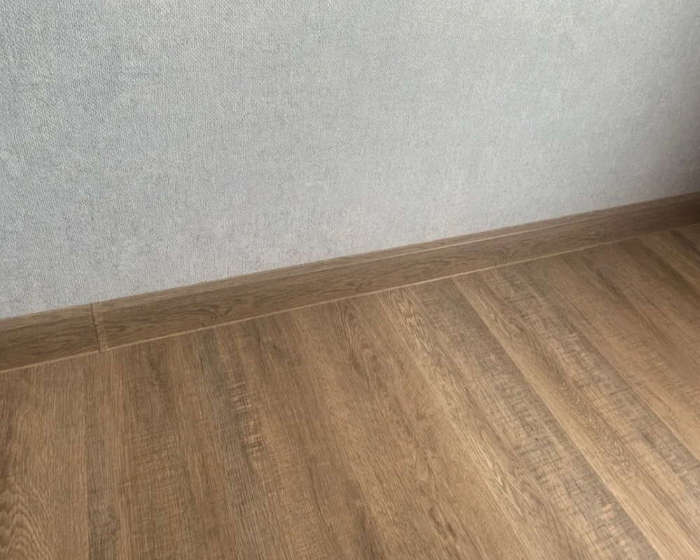 Плинтус со съемной панелью ПВХ Деконика ИДЕАЛ 55мм 2,2м 213 Дуб северный